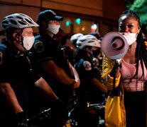 Una manifestante protesta en la cara de una fila de policías en Washington D.C.  (Fuente: EFE) (Fuente: EFE) (Fuente: EFE)