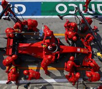 En la vuleta 24 el piloto de Ferrari Charles Leclerc protagonizó un fuerte accidente. (Fuente: AFP) (Fuente: AFP) (Fuente: AFP)