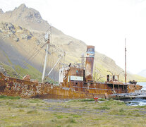 Un barco de la CAP encallado en las Georgias, con la bandera argentina en su chimenea.