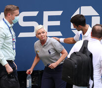 Djokovic ya se dio cuenta de su error, mientras atienden a la jueza de línea Laura Clark. (Fuente: AFP) (Fuente: AFP) (Fuente: AFP)