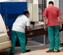 El féretro con el cuerpo de una de las niñas asesinadas en Paraguay. (Fuente: AFP) (Fuente: AFP) (Fuente: AFP)