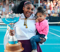 Serena Williams con un trofeo en un brazo y su hija Olympia en el otro. (Fuente: AFP) (Fuente: AFP) (Fuente: AFP)