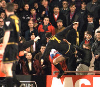 Reacción del jugador Erica Cantona, jugando en el Manchester United, ante el insulto xenófobo de un barrabrava