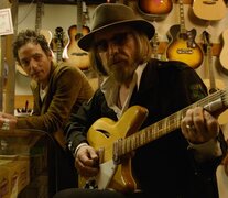 Jakob Dylan y Tom Petty con la legendaria Rickenbacker de doce cuerdas, cuya versión original había sido fabricada para Roger McGuinn.