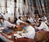 Estudio de la Torah entre separadores de plástico en Bnei Brak. (Fuente: EFE) (Fuente: EFE) (Fuente: EFE)