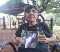Mariana de Jesús Ayala López, abuela de las nenas, con sus fotografías. 