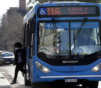 Colectivos llevando y trayendo gente, una postal poco habitual en este 2020. (Fuente: Andres Macera) (Fuente: Andres Macera) (Fuente: Andres Macera)