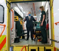 Boris Johnson habla con una trabajadora sanitaria dentro de una ambulancia en Londres (Fuente: AFP) (Fuente: AFP) (Fuente: AFP)