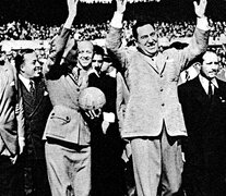 Perón y Evita saludan desde el campo de juego del estadio de Racing. (Fuente: AGN) (Fuente: AGN) (Fuente: AGN)