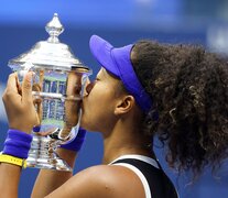 Naomi Osaka besa el trofeo de campeona. (Fuente: AFP) (Fuente: AFP) (Fuente: AFP)