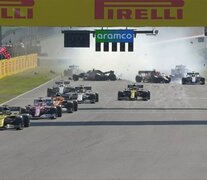 El desparramo en el fondo del pelotón cuando se reiniciaba la carrera. (Fuente: Prensa F1) (Fuente: Prensa F1) (Fuente: Prensa F1)