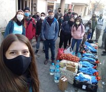 Voluntarios de Techo con asistencia y herramientas.