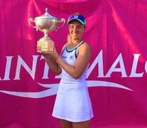 Nadia Podoroska, con el trofeo en Saint Malo. (Fuente: Twitter Nadia Podoroska) (Fuente: Twitter Nadia Podoroska) (Fuente: Twitter Nadia Podoroska)