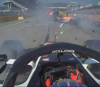 La imagen del accidente desde el auto de Romain Grosjean, uno de los pocos que se salvó de la advertencia. (Fuente: Prensa F1) (Fuente: Prensa F1) (Fuente: Prensa F1)