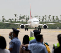 Momento en el que el avión de Corea del Sur arribó al aeropuerto de Wuhan.  (Fuente: AFP) (Fuente: AFP) (Fuente: AFP)