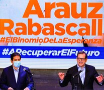 Carlos Rabascall (der.) acompaña en la fómula del frente UNES a Andrés Arauz (izq.) (Fuente: EFE) (Fuente: EFE) (Fuente: EFE)