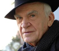 Kundera vive en París y tiene 91 años. 