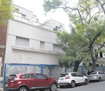 Tres casas y un terreno forman el largo frente del proyecto ilegal.