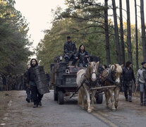 Los &amp;quot;walkers&amp;quot; siguiendo a un carro al ritmo de Talking Heads, gran momento del &amp;quot;finale&amp;quot; de la temporada 10.