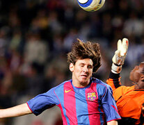 Messi salta a cabecear ante la salida de Kameni. (Fuente: AFP) (Fuente: AFP) (Fuente: AFP)
