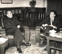 Galeano con el primer ministro chino Zhou Enlai. Foto publicada en “DangDai”, cedida por Helena Villagra. (Fuente: Gentileza Siglo XXI) (Fuente: Gentileza Siglo XXI) (Fuente: Gentileza Siglo XXI)