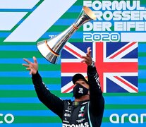 Hamilton festeja lanzando su trofeo en Alemania. (Fuente: EFE) (Fuente: EFE) (Fuente: EFE)