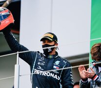 Hamilton en el podio, con el casco de Michael Schumacher. (Fuente: F1) (Fuente: F1) (Fuente: F1)