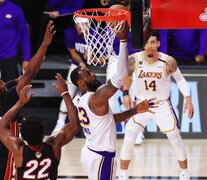 LeBron James, indetenible para Miami cuando atacó al aro en penetración. (Fuente: AFP) (Fuente: AFP) (Fuente: AFP)