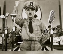 Chaplin como Hynkel, dictador de Tomania. Su otro personaje en el film es un peluquero judío que parece su doble. 