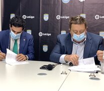 Marc Terradas, por La Liga, y Fabián Borro, por la CABB, firman el convenio de cooperación. (Fuente: prensa CABB) (Fuente: prensa CABB) (Fuente: prensa CABB)