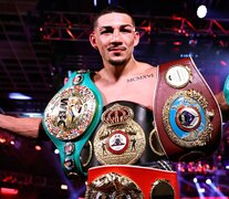 Teófimo Lopez y sus cuatro cinturones de campeon del mundo. El nuevo rey del boxeo (Fuente: @trboxing twitter) (Fuente: @trboxing twitter) (Fuente: @trboxing twitter)