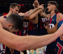 Baskonia festeja el triunfo ante Barcelona. (Fuente: Prensa Liga Endesa) (Fuente: Prensa Liga Endesa) (Fuente: Prensa Liga Endesa)