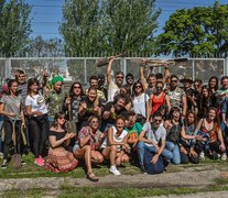 Una foto colectiva con artistas y voluntarios que participaron del proyecto. 