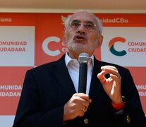 Carlos Mesa quedó segundo, con un tercio de los votos, y ya se presenta como &amp;quot;el primer opositor&amp;quot;.