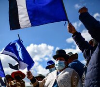 Festejos en El Alto con barbijos, vestimenta tradicional y banderas del MAS. (Fuente: AFP) (Fuente: AFP) (Fuente: AFP)