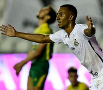 Lucas Braga, figura del Santos en la noche que dejó a Defensa sin octavos de final.