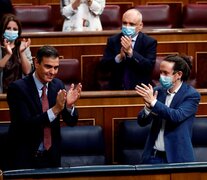 Pedro Sánchez aplaude y es aplaudido por su vice segundo Pablo Iglesias tras hablar en el Congreso. (Fuente: AFP) (Fuente: AFP) (Fuente: AFP)