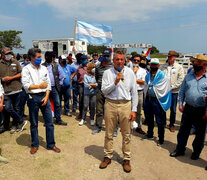 El ex ministro de Macri en la puerta del campo que ocupa su hermana.  (Fuente: Télam) (Fuente: Télam) (Fuente: Télam)