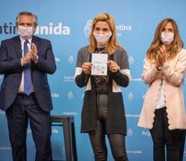 Fernández estuvo acompañado por quienes recibieron los primeros certificados de preidentificación. (Fuente: Presidencia) (Fuente: Presidencia) (Fuente: Presidencia)