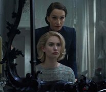 Kristin Scott Thomas como Mrs.Danvers y Lily James como la nueva señora De Winter. 