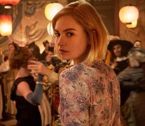 ((((Fot 1))))) Lily James como Mrs. de Winter, en el rol que cumpliera Joan Fontaine.  (((foto 2)))) Otra escena de la remake de Rebecca.