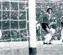 Bochini ya palpita su gol, mientras Fillol lo sufre, en la final del Nacional &amp;#39;78 en enero de 1979.