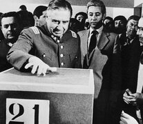 Pinochet en el plebiscito para aprobar la Constitución de 1980.  (Fuente: AFP) (Fuente: AFP) (Fuente: AFP)