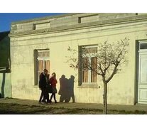 La última visita de Osvaldo Bayer a la excomisaría de San Julián, junto a sus nietas Malena y Rosa.