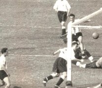 El gol de Grillo a Inglaterra le dio origen al Día del Futbolista.  (Fuente: Archivo El Gráfico) (Fuente: Archivo El Gráfico) (Fuente: Archivo El Gráfico)