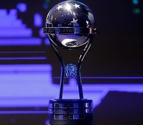 El preciado trofeo para el campeón de la Copa Sudamericana.