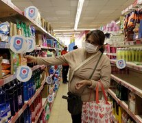 En los supermercados hay “góndolas estiradas” o vacíos parciales, sobre todo en aceites, yerba, harina y lavandina.  (Fuente: Bernardino Avila) (Fuente: Bernardino Avila) (Fuente: Bernardino Avila)