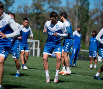 El plantel de Vélez se entrena a la espera de Peñarol.