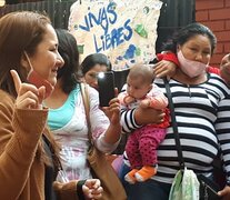 María Ovando recibe apoyo antes del fallo.