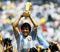 Diego levanta la Copa del Mundo en México 86.